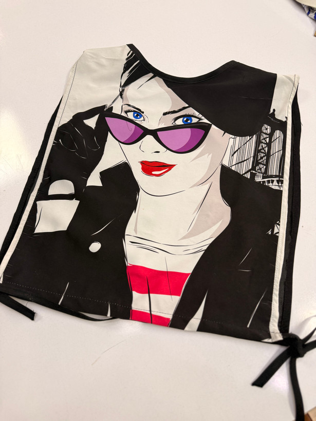 تاپ زنانه چاپ آرت فشن (Pop Art) با بند کناری | تاپ خاص و مدرن